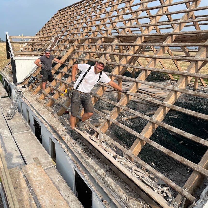 Zimmerer Meister Jón Kobbeloer auf einem Dachstuhl
